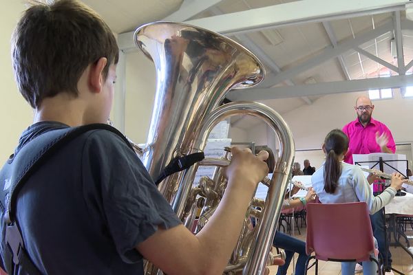 Les jeunes musiciens de 9 à 11 ans jouent et récoltent des fonds pour des bonnes causes notamment octobre rose.