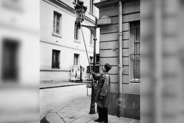 Un falotier en action à Paris au XIXème siècle