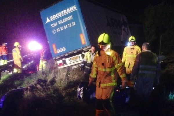 Un camion, qui transportait des fûts, a percuté un véhicule d'APRR en fin d’après-midi dans le sens Lyon-Paris, à hauteur de La Chapelle de Guinchay lundi 14 octobre 2013. 