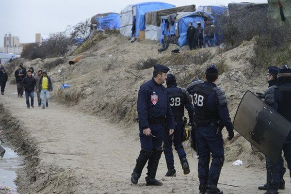 L'évacuation de la partie sud de la "jungle" de Calais concernerait près de 3500 migrants selon les associations, le triple du chiffre avancé par la préfecture du Pas-de-Calais 