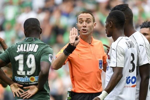 Saint-Etienne mécontent de l'utilisation du VAR par l'arbitre, en partie responsable du nul entre les deux équipes.