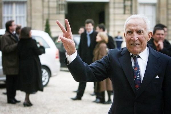 Alain Mimoun, devant l'Elysée, 25 février 2008. Le champion olympique était ce jour là décoré de la Légion d'Honneur par le président Sarkozy