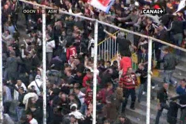 Archives : Les supporters niçois célèbrent un but de leur équipe contre Monaco