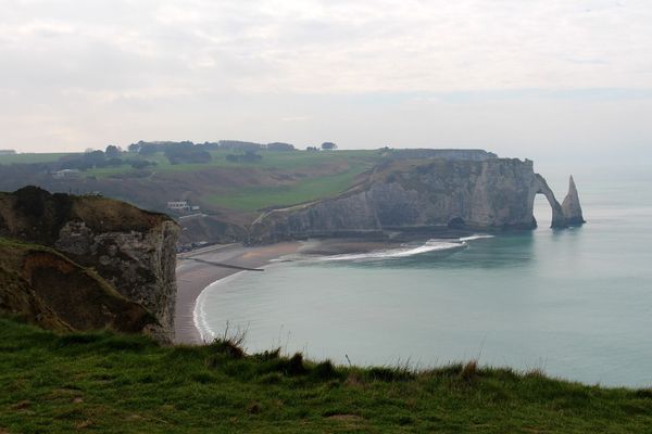 En Seine-Maritime, Etretat et les falaises de la Côte d'Albâtre n'échapperont pas à la pluie.