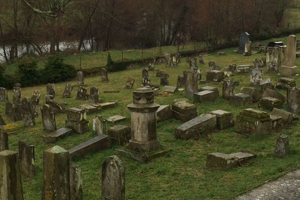 Plus de 250 tombes, sur les 400 que compte le cimetière, ont été saccagées. 