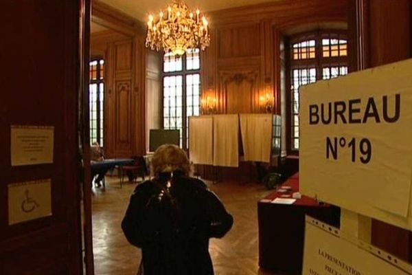 Une habitante de Rouen s'apprête à voter dans le bureau 19.