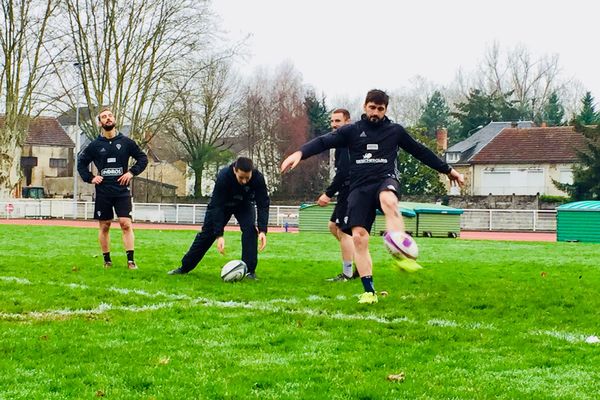 Bel équilibre dans la frappe pour Félix Le Bourhis, titulaire au centre face à La Rochelle. 