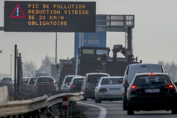 La vitesse maximale autorisée avait été abaissée en raison du pic de pollution. 