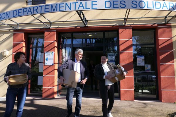 Distribution de masques par le président du Conseil départemental de Saône-et-Loire et une partie de ses équipes