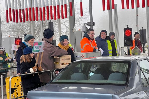 Distribution de pommes bio au péage de Blois sur l'A10.