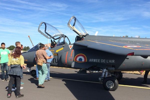 Un avion de la patrouille "Cartouche dorée" à l'aéro-club d'Aurillac, le 6 août 2016.