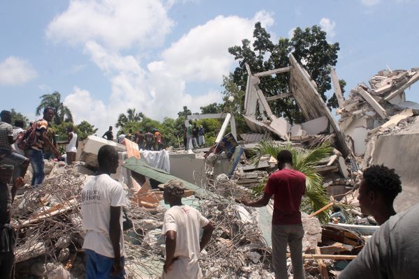 Des habitants cherchent des survivants dans les ruines de l'hôtel Manguier après le tremblement de terre qui frappé la ville des Cayes, au sud-ouest de Haïti, samedi 14 août 2021.