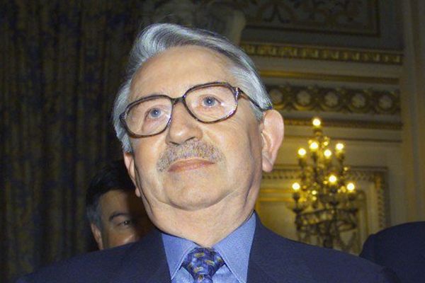 Bruno Polga, maire de Saint-Priest - le 13 avril 2000 (préfecture Rhône) alors qu'il vient de recevoir les insignes d'Officier de la Légion d'honneur. 