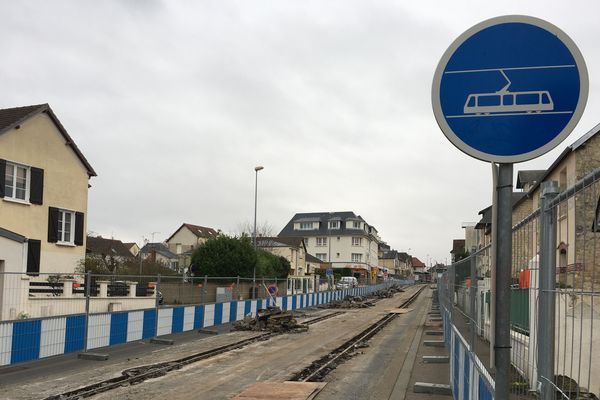 un petit panneau bleu qui ne sera bientôt plus qu'un lointain souvenir.