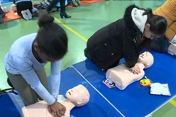 Les enfants de la classe de CM2 apprennent le massage cardiaque