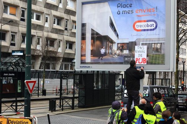 L'une des actions du collectif, samedi 24 mars, dans le centre de Nantes.