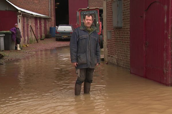 François Ducrocq, agriculteur à Delettes dans le Pas-de-Calais, les pieds dans l'eau. La Lys déborde, et inonde son exploitation.