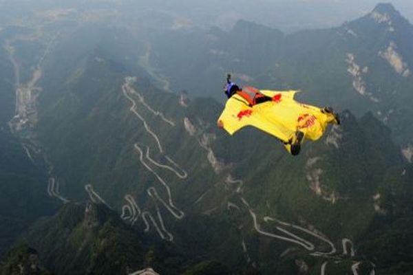 Les adeptes du Wingsuit peuvent atteindre des vitesses de 180 km/h  