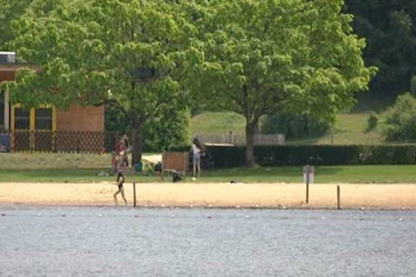 Au plan d'eau de Bussière-Galant (87), on se risque aux premières baignades.