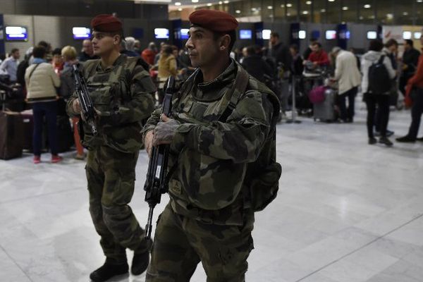 Une patrouille à l'aéroport de Roissy le 14 novembre 2015