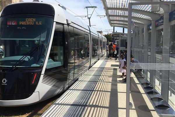 Le tramway à quai dans la nouvelle station Château / Quatrans