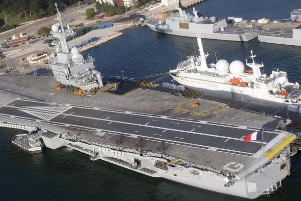 Le porte-avions Charles de Gaulle en rade de Toulon