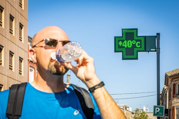 S'hydrater régulièrement en cas de fortes chaleurs, et davantage en cas de pratique sportive.