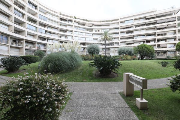 C'est au pied de cet immeuble à Cannes la Bocca qu'a eu lieu l'agression.