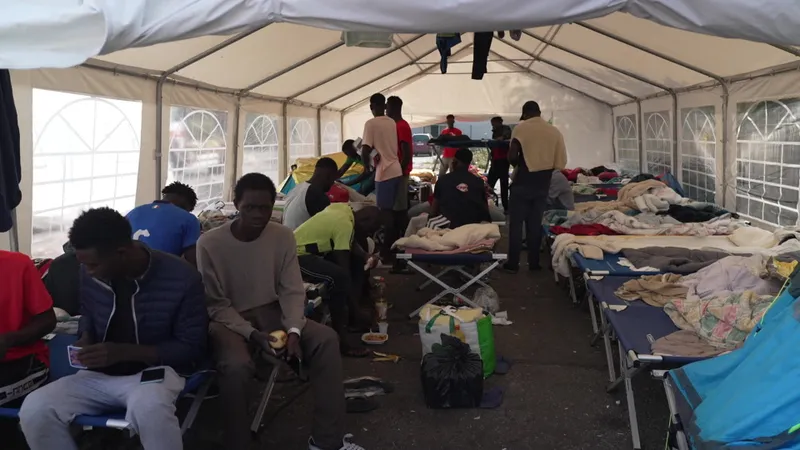 Depuis juillet dernier, au centre d'accueil de Turin, tout abri est bon pour éviter à des centaines de migrants de dormir dehors.