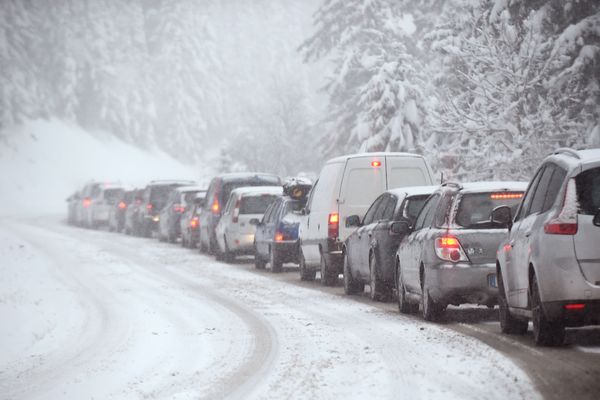 Des vacanciers se dirigent vers Courchevel le 11 novembre 2016.