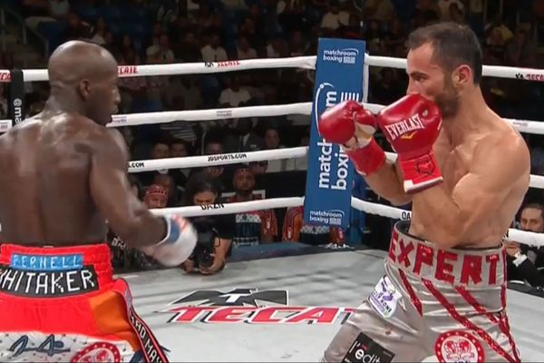 L'Américain Tevin Farmer (à g) et  Guillaume Frénois lors de leur combat de boxe à Arlington (Texas), dans la nuit du 26 au 27 juillet 2019.