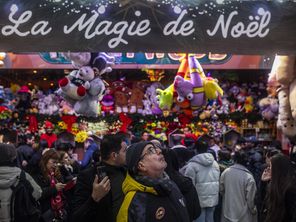 Instantané au marché de Noël des Tuileries à Paris le 25 décembre 2023