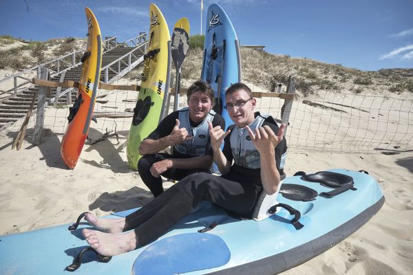 Tanguy teste le waveski en tandem.