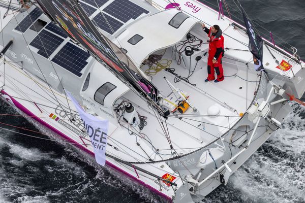 Malgré des galères aà répétition, le skipper normand Louis Duc garde le moral : "il y a pire que nous"