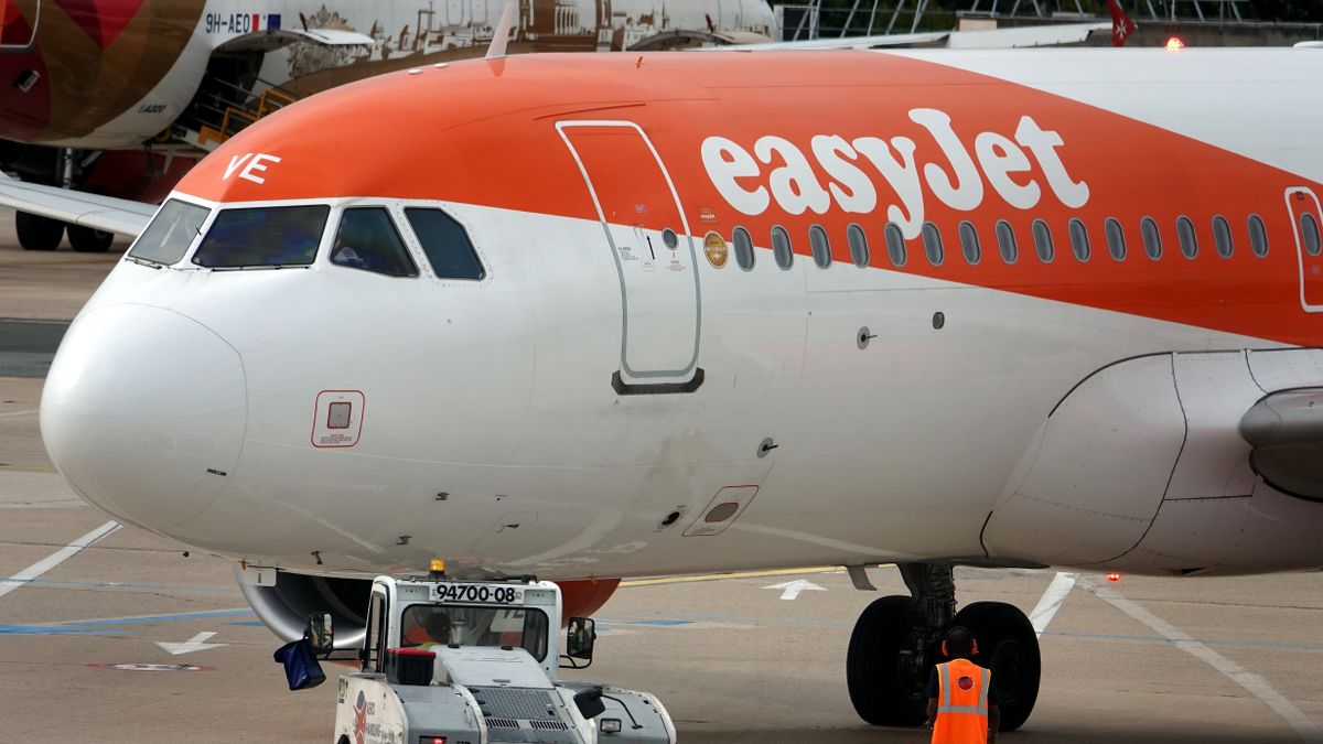 Lille Lesquin Le Cockpit De L Avion N Est Plus Etanche 150 Passagers Easyjet Debarques Et Loges A L Hotel