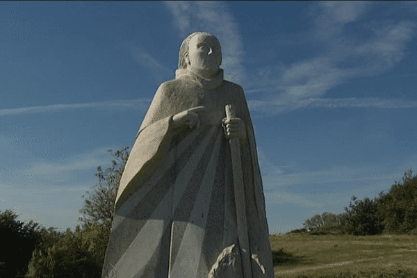 Dans la vallée des saints à Carnoët, 80 statues monumentales en granit représentent les saints fondateurs de la région bretonne