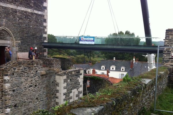 La mise en place de la nouvelle passerelle d'accès au château d'Oudon