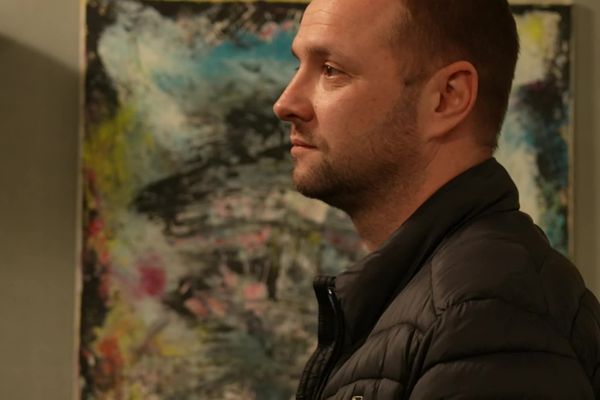 Réfugié ukrainien, Dmytro Polizhaievskyi expose ses peintures à Bron. L’exposition "au-delà des frontières" donne à voir des toiles intimistes sur les sentiments que traverse l’artiste face à la guerre en Ukraine.