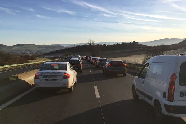 Mardi 18 décembre, la circulation sur l’autoroute A75 est interrompue, suite à un accident survenu la veille. Un poids lourd a, en effet heurté le bord du tablier d’un pont. Des déviations sont en place. Sur la voie rapide de Beaumont (Photo), les automobilistes doivent faire preuve de patience avant de pouvoir rejoindre l'autoroute.