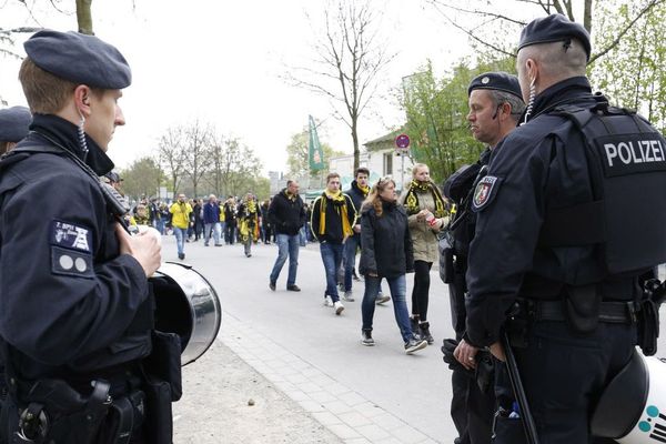 Les policiers surveillaient étroitement l'arrivée des spectateurs au stade de Dortmund après le report du match.