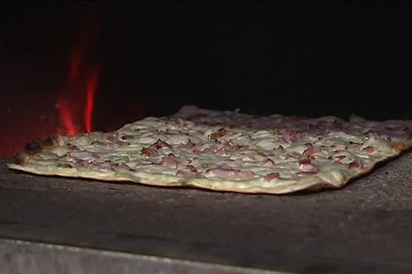 Une tarte flambée concoctée par la Confrérie du véritable Flammekueche