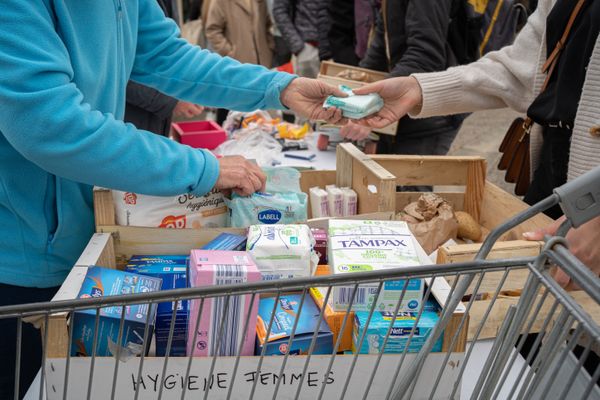 De nombreuses initiatives sont organisées pour fournir des protections hygiéniques aux personnes dans le besoin.