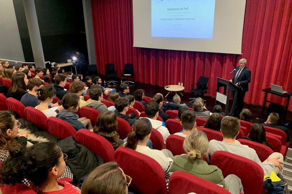 Pendant deux heures, l'ancien ministre de François Hollande a discuté avec une centaine d'élèves et d'étudiants limougeauds des grands bouleversements du monde agricole.