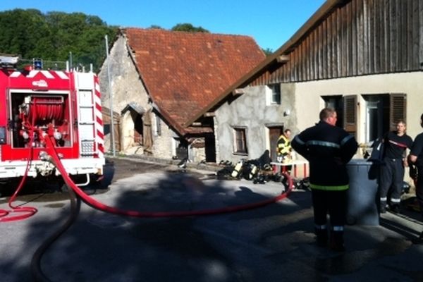 Au premier plan la ferme dans laquelle se trouve la radio Villages FM et au fond la vieille bâtisse en question
phot : Franck Ménestret, France 3