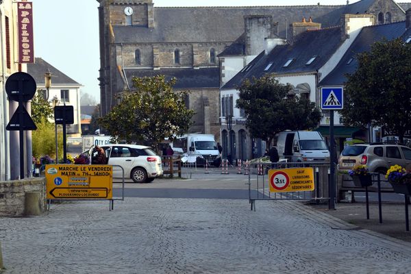 Une rue de Lanmeur (Finistère), un jour de marché