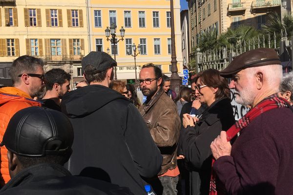 Cédric Herrou et ses soutiens devant le Palais de Justice de Nice. A l'annonce du verdict, il y a eu cris de joie et applaudissements.