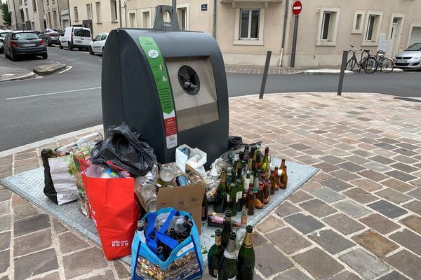 Déchets déposés au mauvais endroit, et au mauvais moment, à Reims durant l'année 2021.