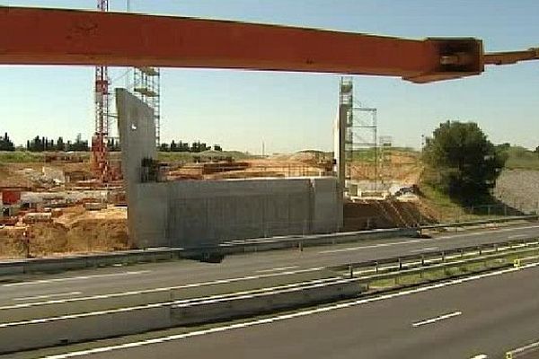 Garons (Gard) - les travaux du viaduc ferroviaire au dessus de l'autoroute A.54 entre Nîmes et Arles - avril 2015.