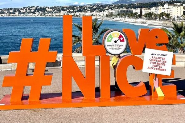 La structure du quai Rauba-Capeù, célèbre sur les réseaux sociaux, a été repeinte en orange en amont du "Orange Day". Le #ILoveNice affiche la couleur.