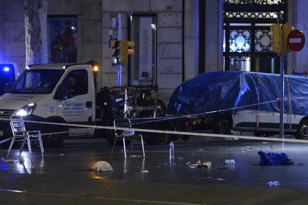 La camionnette utilisée dans un attentat sur La Rambla, à Barcelone (Catalogne, Espagne), est enlevée par la police, le 17 août 2017